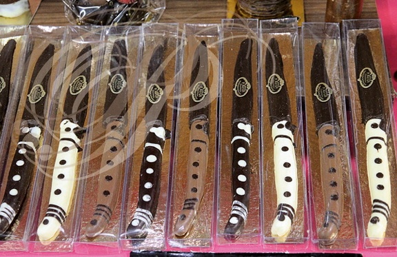 Couteaux en chocolat de Patrick Astor, pâtissier-chocolatier à Villefranche-de-Rouergue (12)