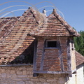 SAINT-CIRQ-LAPOPIE - détail d'une toiture et clocheton en encorbellement et colombages garnis de briques