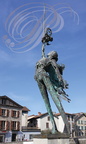 VILLEFRANCHE-DE-ROUERGUE - "L'Archange" de Casimir Ferrer sur le Pont des Consuls