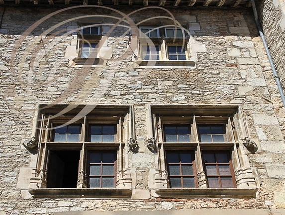 VILLENEUVE-d'AVEYRON - Place des Conques : Maison Renaissance (fenêtres à meneaux)