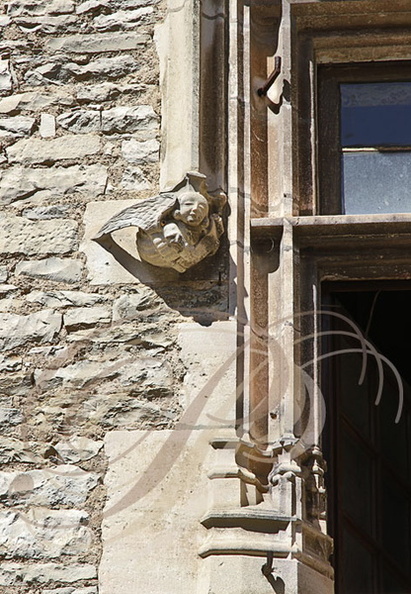 VILLENEUVE-d'AVEYRON - Place des Conques : Maison Renaissance (fenêtres à meneaux : détail)