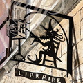 VILLENEUVE-D'AVEYRON - Place des Conques :  enseigne librairie