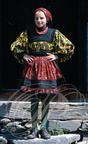 CERTEZE (Oas) : Petite fille en costume traditionnel 