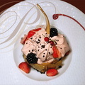 Délice aux FRAISES : mousse de fraises dans un feuilleté sur une glace à la rhubarbe (restaurant "Les Flots Bleus" à Beaulieu-sur-Dordogne - 19)