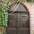 CORDES-SUR-CIEL -  Grand Rue Raymond VII : portail avec heurtoir ouvragé
