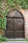 CORDES-SUR-CIEL -  Grand Rue Raymond VII : portail avec heurtoir ouvragé
