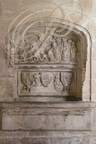 VILLEFRANCHE-DE-ROUERGUE - chartreuse Saint-Sauveur :  le petit cloître ( lavabo près de la porte du réfectoire représentant le lavement des pieds et les armes des fondateurs)