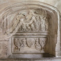 VILLEFRANCHE-DE-ROUERGUE - chartreuse Saint-Sauveur :  le petit cloître ( lavabo près de la porte du réfectoire représentant le lavement des pieds et les armes des fondateurs)