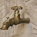 VILLEFRANCHE-DE-ROUERGUE - chartreuse Saint-Sauveur :  le petit cloître ( lavabo près de la porte du réfectoire : robinet en bronze)