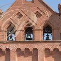 LAPEYROUSE-FOSSA - église de l'Assomption : clocher-mur en briques foraines à trois baies campanaires