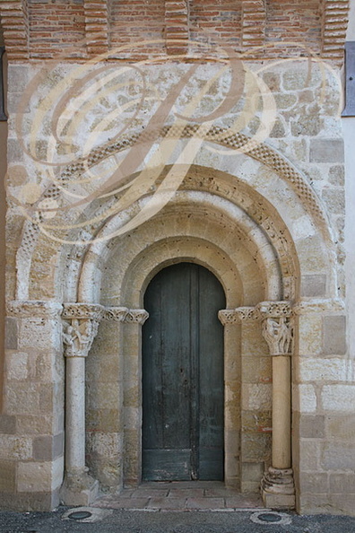 GÉMIL - église Saint-Pierre : porche roman historié du XIIe siècle