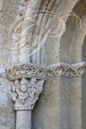 GÉMIL - église Saint-Pierre : porche roman historié du XIIe siècle (Adam et Ève chassés du Paradis)