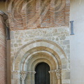 GÉMIL - église Saint-Pierre : porche roman historié du XIIe siècle surmonté d'une bretèche