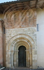 GÉMIL - église Saint-Pierre : porche roman historié du XIIe siècle surmonté d'une bretèche