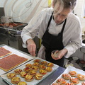MOISSAC - LA BUFFÈTERIE : Geert de Smet préparant des tartelettes aux abricots, aux brugnons et à la rhubarbe