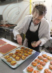 MOISSAC - LA BUFFÈTERIE : Geert de Smet préparant des tartelettes aux abricots, aux brugnons et à la rhubarbe