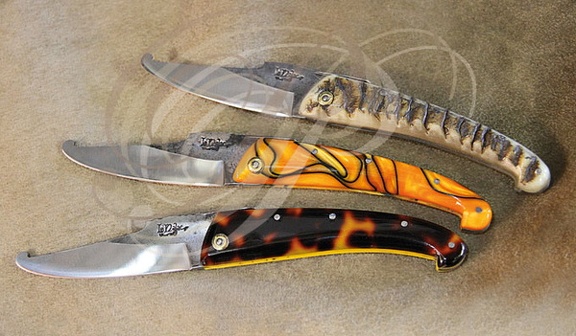 NAJAC - Régis Najac, coutelier : couteaux "Najac" dits "couteaux de paix" initiés au XIIIe siècle par un troubadour Peyrot Vidal de Najac (différents types de manches en corne)