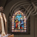 NAJAC - église Saint-Barthélémy : le vitrail et la statue en bois sculpté de saint Barthélémy