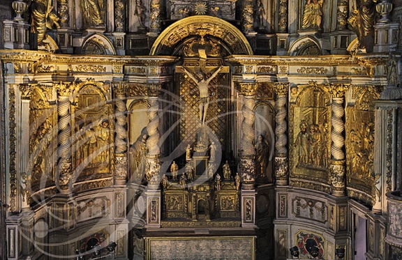 VILLEFRANCHE- DE-ROUERGUE - Chapelle des Pénitents Noirs : le retable baroque  