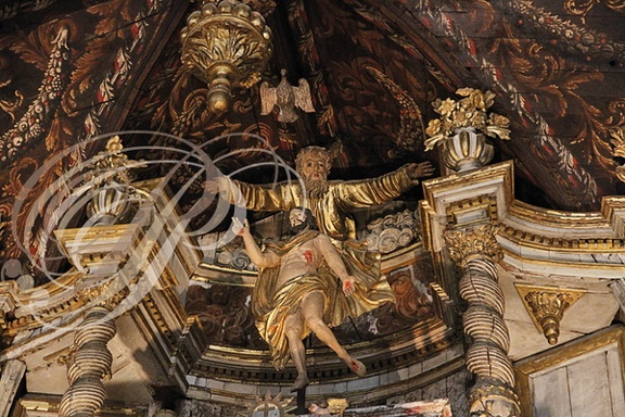 VILLEFRANCHE- DE-ROUERGUE - Chapelle des Pénitents Noirs : le retable baroque dominé par la Sainte Trinité