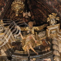 VILLEFRANCHE- DE-ROUERGUE - Chapelle des Pénitents Noirs : le retable baroque dominé par la Sainte Trinité