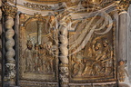 VILLEFRANCHE- DE-ROUERGUE - Chapelle des Pénitents Noirs : le retable baroque ("Ecce Homo" et le chemin de croix encadrés de colonnes torses ou colonnes salomoniques)