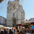 VILLEFRANCHE-DE-ROUERGUE - Collégiale Notre-Dame (jour de marché hebdomadaire sur la place)