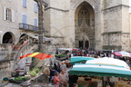 VILLEFRANCHE-DE-ROUERGUE - Collégiale Notre-Dame (jour de marché hebdomadaire sur la place)