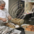 LE MÉNAGIER : Gérard Garrigues en cuisine (décoquillage des Saint-Jacques)