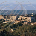 CASTELNAU-DE- MONTMIRAL (vue général du village - au fond : la forêt de la Grésigne)