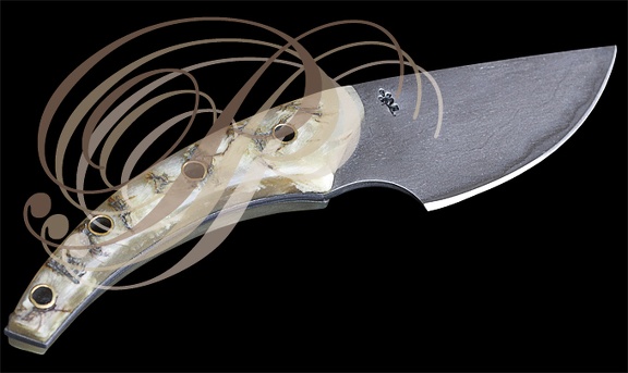 Couteau d'inspiration celte, manche en corne de bélier par Thierry RAYNAL, coutelier à Negrepelisse (82)