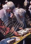 PAYS-BAS (Frise) - mariage traditionnel à JOURE :  découpe du pain aux raisins et aux amandes