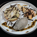 Biscuit roulé et crème glacée à la TRUFFE, poire pochée au sirop et sirop réduit à la truffe par Gérard Garigues (Le Ménagier à Castelnau-de-Montmiral - 81)