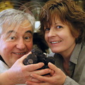 Gérard et Valérie GARRIGUES présentant des truffes noires
