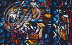 REIMS - cathédrale : vitraux illustrant la culture du CHAMPAGNE (la pesée)