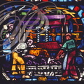 REIMS - cathédrale :  vitraux illustrant la culture du CHAMPAGNE (le foulage)