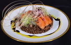 SAUMON d'Écosse Label Rouge fumé sur un lit de lentilles Beluga cuites avec des carottes, des algues Kombu et des lardons fumé et décoré de germes de radis, poireaux et alfalfa