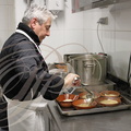LE MÉNAGIER à Castelnau-de-Montmiral (81) : Gérard Garrigues servant la soupe à l'oignon gratinée