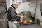 LE MÉNAGIER à Castelnau-de-Montmiral (81) : Gérard Garrigues servant la soupe à l'oignon gratinée
