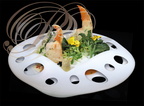 HOMARD : pince sur salade et crumble et bisque par Michel Vico Le Jasmin - Chateau Le Stelsia à Saint-Sylvestre-sur-Lot (47) sur des assiettes superposées en porcelaine de Limoges de Sylvie Coquet