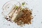 Galet de chèvre cendré fourré de mascarpone et truffe d'été sur lichen de truffe d'été, copeaux de betterave par Claude-Emmanuel Robin (L'Allée des Vignes à Cajarc - 46)