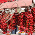 ESPELETTE - fête du piment : le marché (cordes de piments et produits)