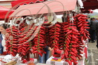 ESPELETTE - fête du piment : le marché (cordes de piments et produits)