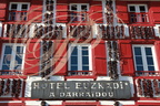 ESPELETTE - hotel Euzkadi : façade décorée de piments