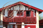 ESPELETTE - façade couverte de piments 