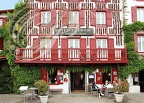 ESPELETTE - hôtel restaurant Euzkadi : façade décorée de piments