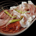 Pala de charcuterie basque : andouille sechée, lomo, chorizo, jambon de porc noir Ibaïma par Nicolas Montceau (La Maison de Pierre à Hasparren - 64) 