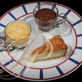 Assiette de desserts maison : Koka, Gâteau basque, pot chocolat par Auxtin Darraidou (restaurant Euzkadi à Espelette - 64)