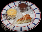 Assiette de desserts maison : Koka, Gâteau basque, pot chocolat par Auxtin Darraidou (restaurant Euzkadi à Espelette - 64)