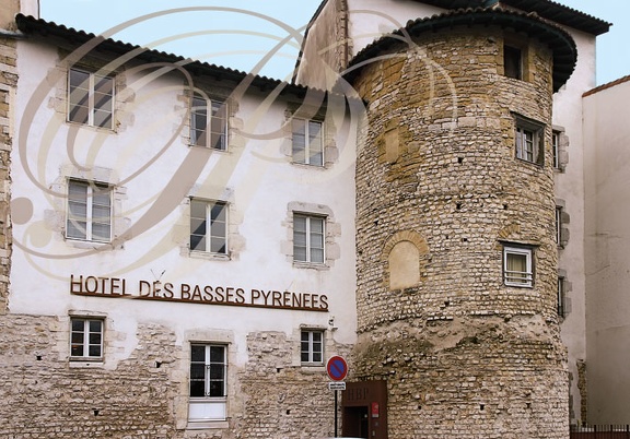 BAYONNE - Hôtel des Basses-Pyrénées : façade (tour des anciens remparts)